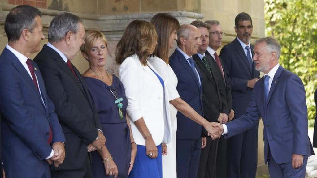 Urkullu, saludando a los miembros de su gobierno en Donostia