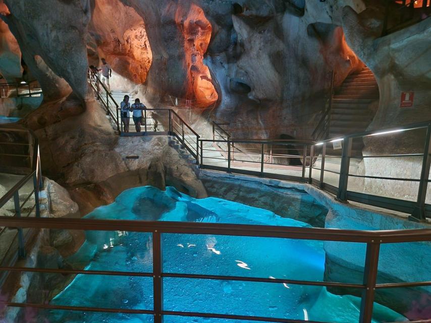 La sala de los Lagos, la número 8, es las más impresionante. Hasta la fecha, en ninguna de ellas ha aparecido el tesoro cuya  búsqueda ha costado la vida a algún explorador. Una tarea de la que desisten los visitantes que, a la salida, pueden darse un homenaje  en el moderno restaurante Laaliza / A. VIRI