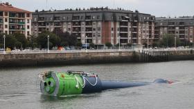 Paso de uno de los dispositivos de Idom para pruebas de energía de las olas por la ría de Bilbao entre Las Arenas y Portugalete