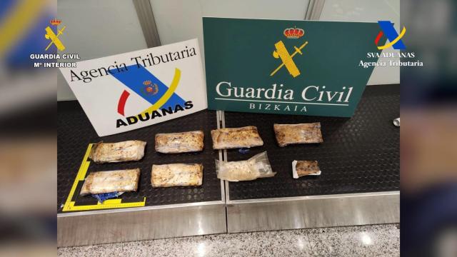 Droga decomisada en la maleta de una pasajera en el aeropuerto de Bilbao.