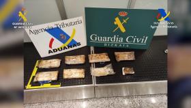 Droga decomisada en la maleta de una pasajera en el aeropuerto de Bilbao.