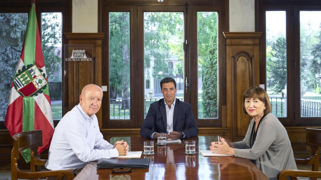 El secretario general de UGT Euskadi, Raúl Arza, y la secretaria general de la Federación de Servicios Públicos, Arantza Agote, durante el encuentro con el lehendakari, Imanol Pradales