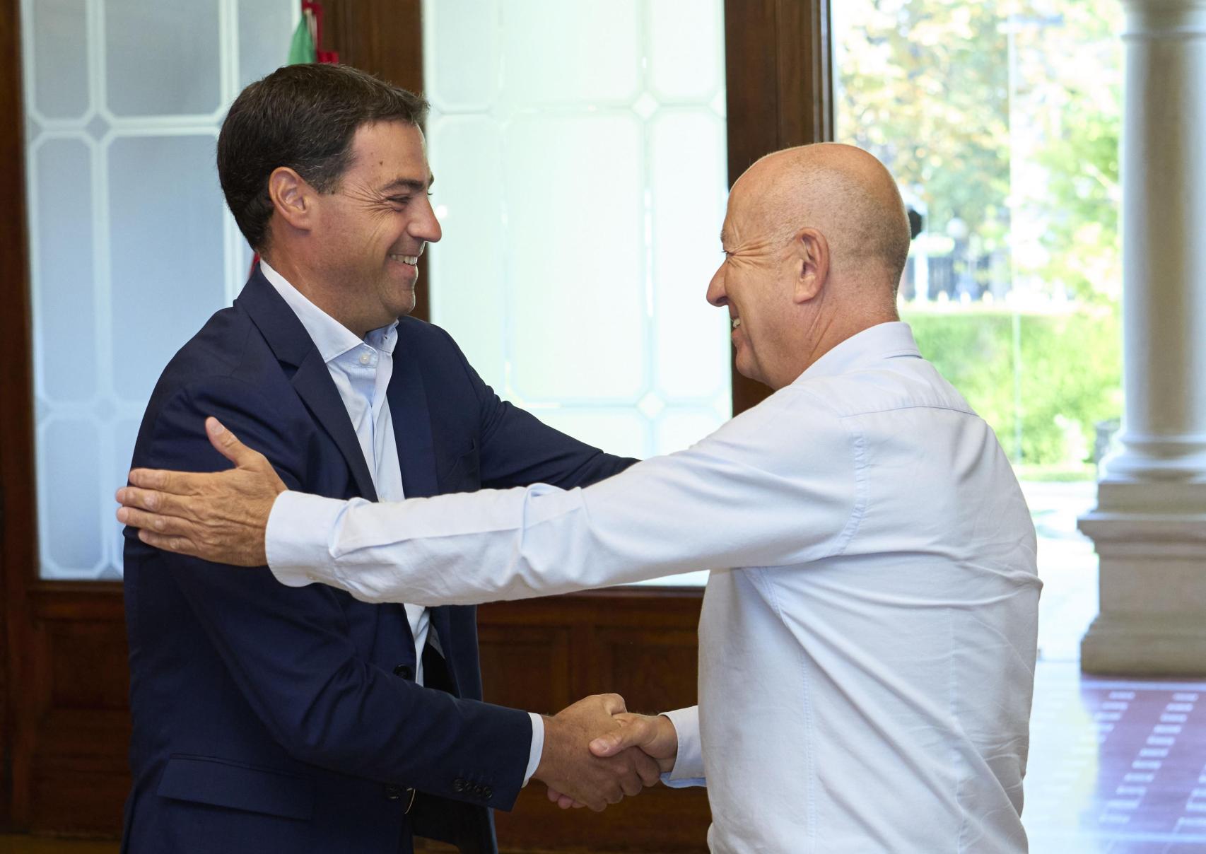 Saludo entre el lehendakari, Imanol Pradales, y el secretario general de UGT Euskadi, Raúl Arza / ADRIAN RUIZ HIERRO - EFE