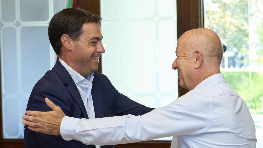 Saludo entre el lehendakari, Imanol Pradales, y el secretario general de UGT Euskadi, Raúl Arza / ADRIAN RUIZ HIERRO - EFE