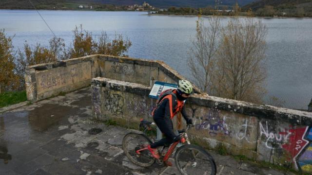 Un cliclista por la orilla del embalse de Ullibarri Gamboa, en Álava | EFE