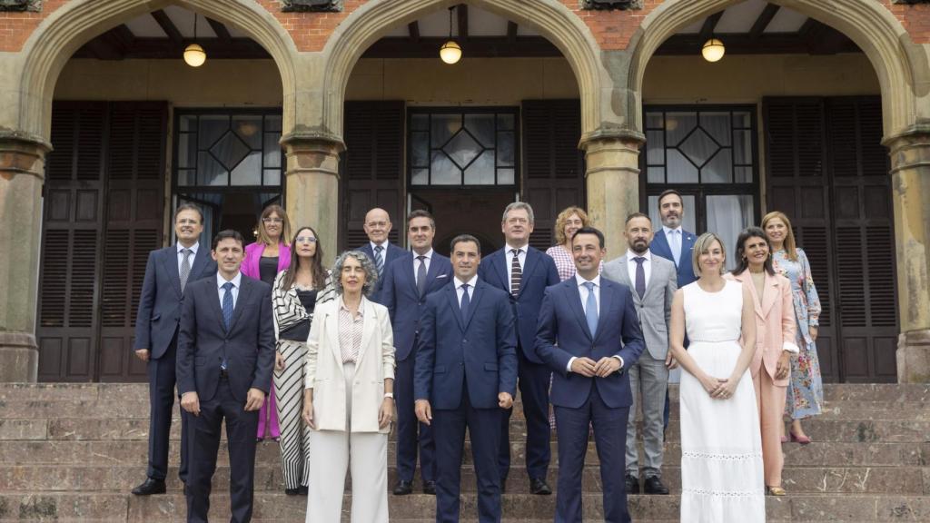 El lehendakari, Imanol Pradales, posa junto a los miembros del ejecutivo / JUAN HERRERO - EFE