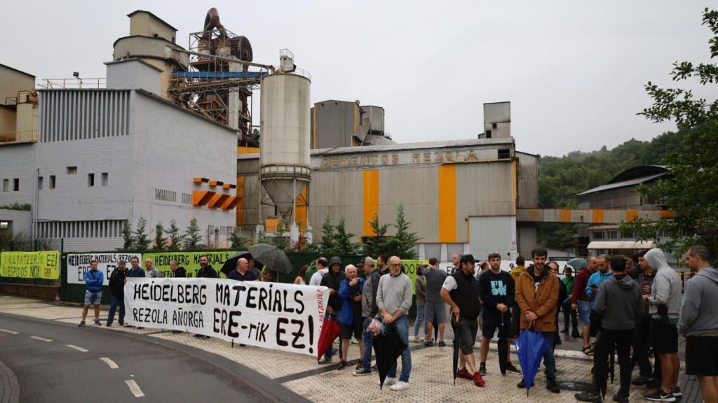 Trabajadores de Cementos Rezola en huelga / LAB