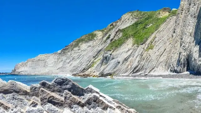 La playa de aguas cristalinas más bonita y de moda en Euskadi.