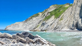 La playa de aguas cristalinas más bonita y de moda en Euskadi.