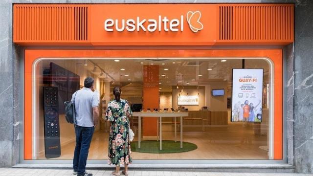 Establecimiento de la empresa de telecomunicaciones vasca Euskaltel. Euskaltel