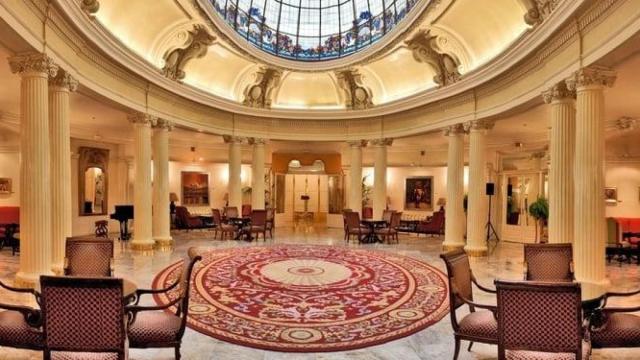 El salón del hotel de Bilbao en el que se alojó la 'influencer' María Pombo.