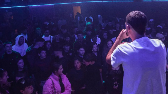 El rapero Iván (@mrfenohh) en una sala de la discoteca más grande de Euskadi.