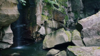 No es Tailandia, esta es la cascada más bonita cerca de Euskadi: un tesoro único y de cuento