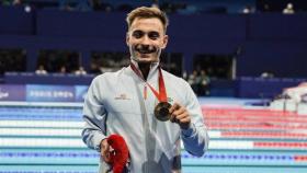 Iñigo Llopis muestra la medalla de oro obtenida en 100 metros espalda S8.