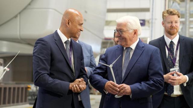 El nuevo CEO de Siemens Gamesa, Vinod Philip, junto al presidente de Alemania, Frank-Walter Steinmeier. / X