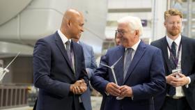 El nuevo CEO de Siemens Gamesa, Vinod Philip, junto al presidente de Alemania, Frank-Walter Steinmeier. / X