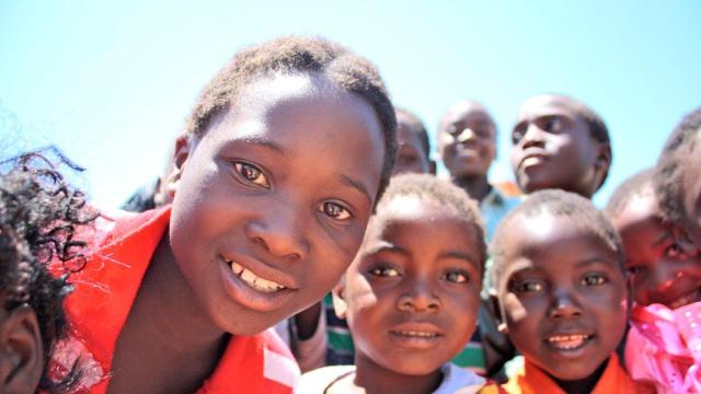 Primer plano de un grupo de niños africanos