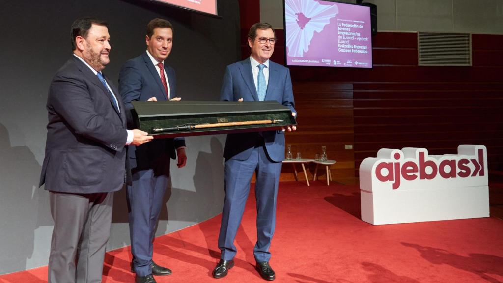 El presidente de la CEOE, Antonio Garamendi, (d) durante el homenaje junto al presidente del Sea Juan Antonio Sánchez Corchero (i) y de Ajebask Iñigo Juez c)