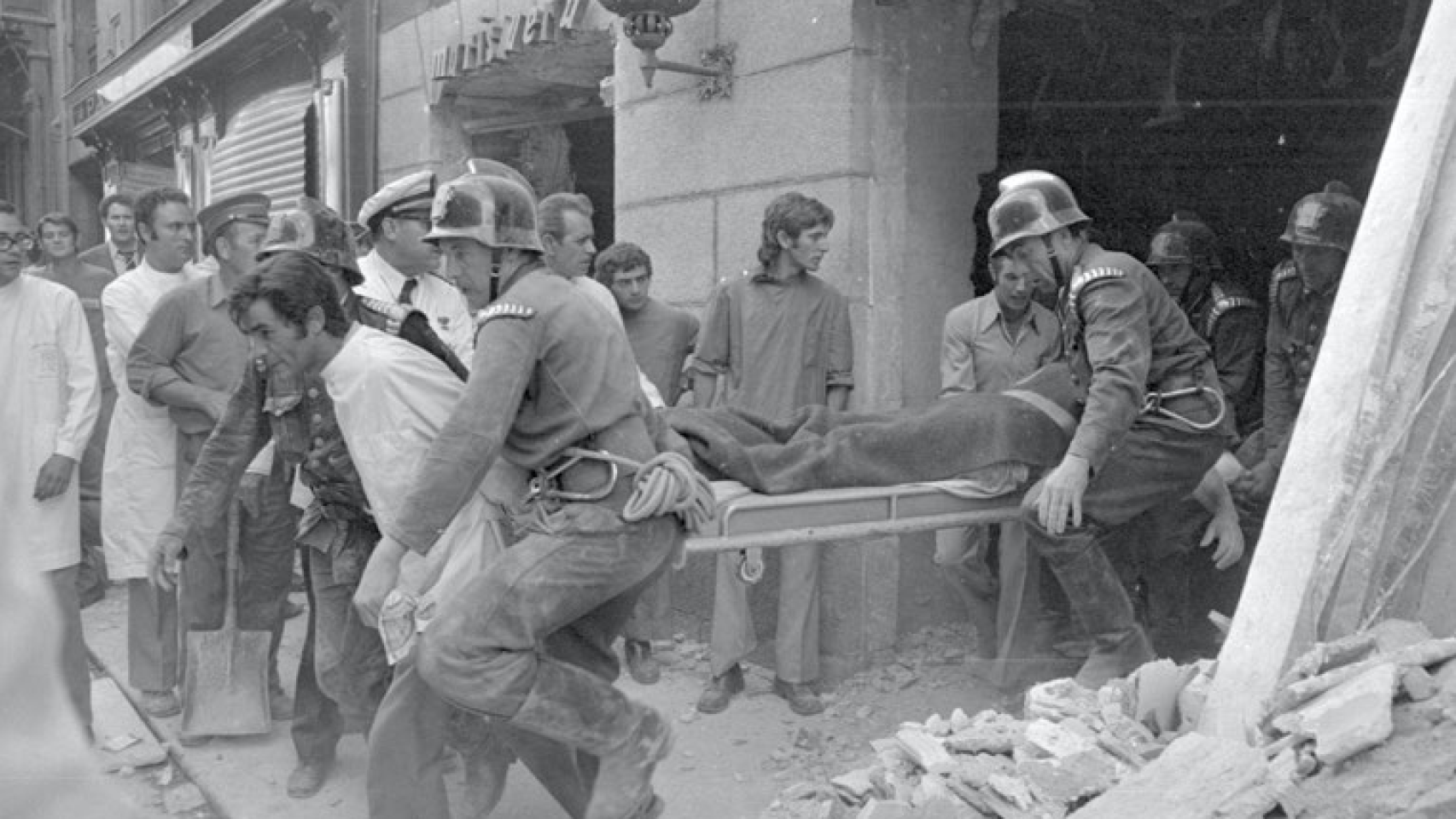 Bomberos y camilleros sacan un cuerpo de la cafetería Rolando | Archivo Regional de la Comunidad de Madrid