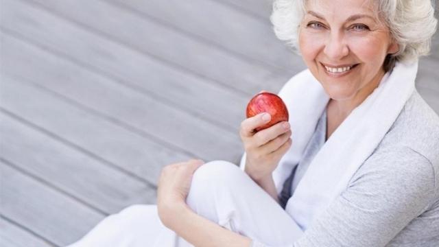 Una alimentación sana y practicar ejercicio físico ayuda a reducir los riesgos asociados a la menopausia