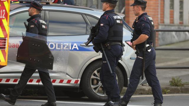 Agentes de la Ertzaintza en Bilbao