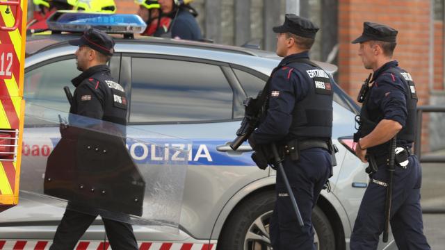 Apuñala a sus padres y amenaza con suicidarse tras lanzarse desde un cuarto piso en el aeropuerto de Bilbao