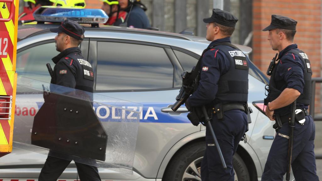 Apuñala a sus padres y amenaza con suicidarse tras lanzarse desde un cuarto piso en el aeropuerto de Bilbao