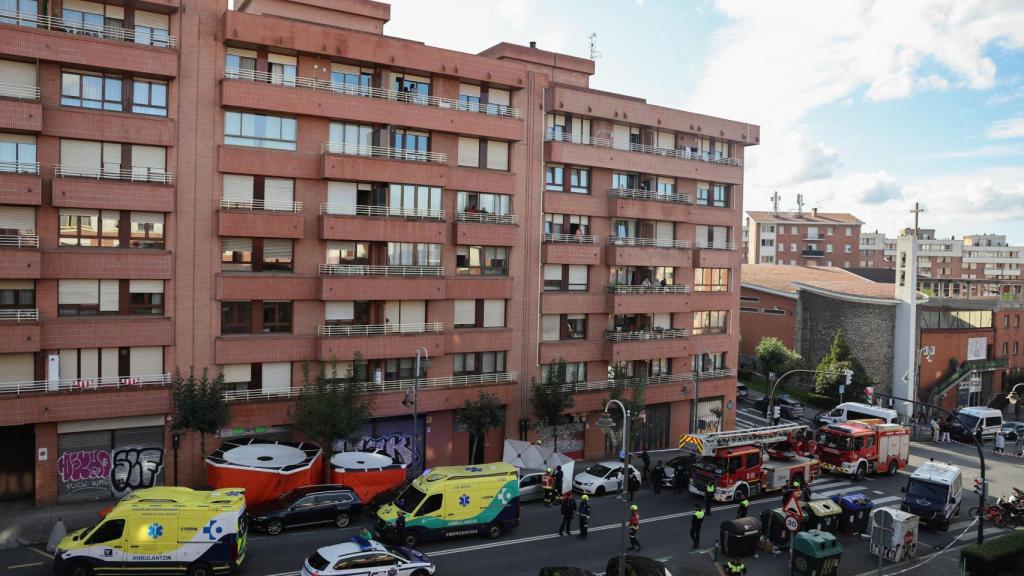 Despliegue de seguridad y sanitario en el Barrio de San Adrián, Bilbao, donde se produjeron los hechos