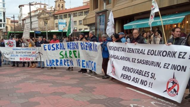 Movilización frente al Parlamento Vasco durante la aprobación de la ley energética, que obliga al EVE a desinvertir en negocios ligados al gas / EP