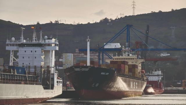 Contenedores en un buque en el Puerto de Bilbao