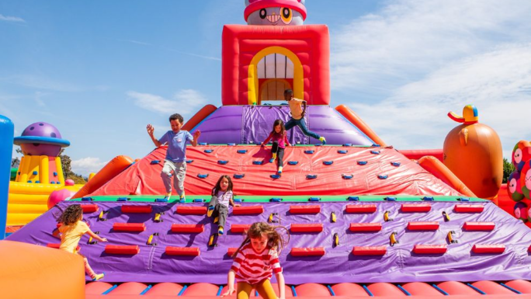 Niños jugando en el parque hinchable más grande del mundo.