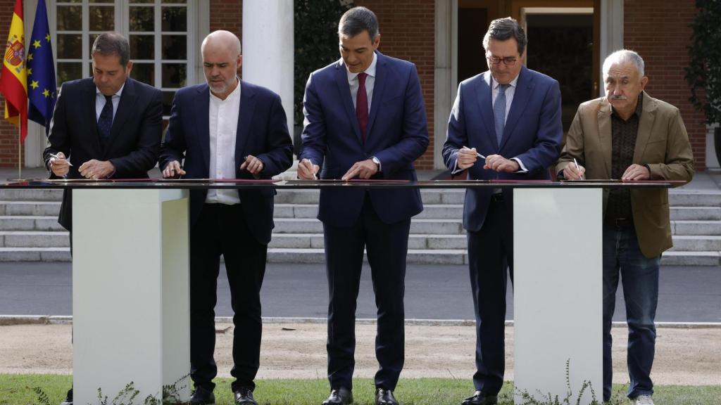 El presidente del Gobierno, Pedro Sánchez (c), firma junto a los representantes de la patronal y los sindicatos el nuevo acuerdo en materia de pensiones este miércoles en el Palacio de la Moncloa. (De izq a der) El presidente de Cepyme, Gerardo Cuerva; el secretario general de CCOO, Unai Sordo; Pedro Sánchez; el presidente de la CEOE, Antonio Garamendi, y el secretario general de UGT, Pepe Álvarez.