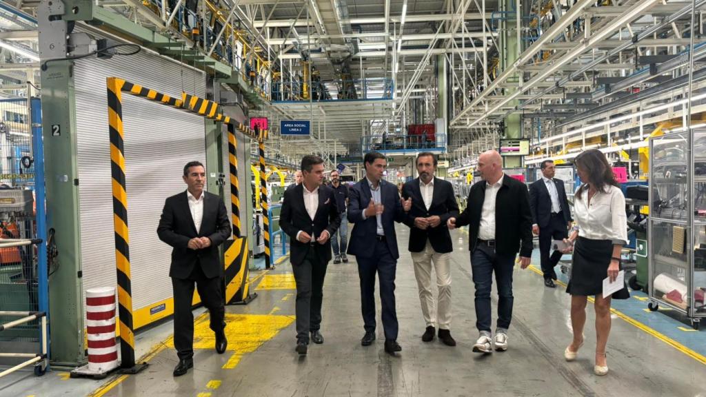 Pradales y Krottmayer en su visita a la fábrica de Mercedes en Vitoria / Sofía Lázaro