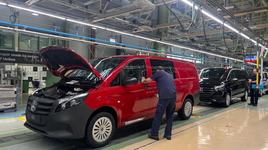 Trabajador en Mercedes Benz Vitoria / Sofía Lázaro