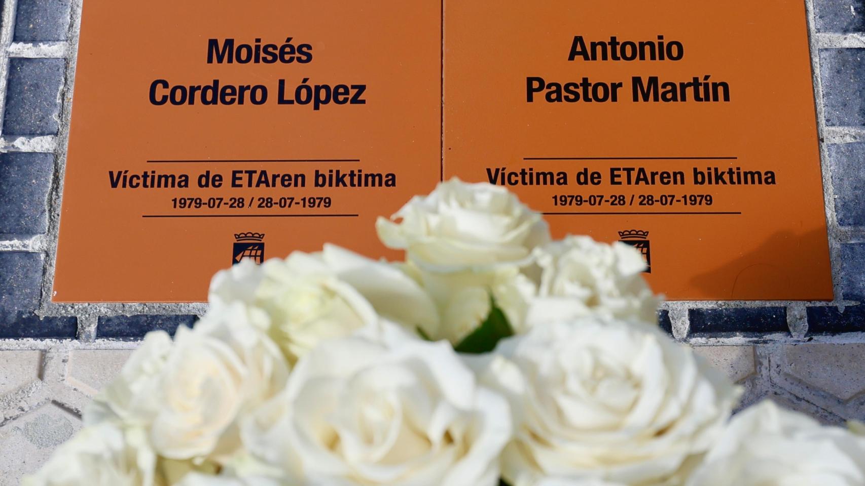 El Ayuntamiento de San Sebastián coloca este sábado, dos placas de recuerdo y homenaje a los guardias civiles Antonio Pastor y Moisés Cordero en el lugar en el que ETA los asesinó en 1979