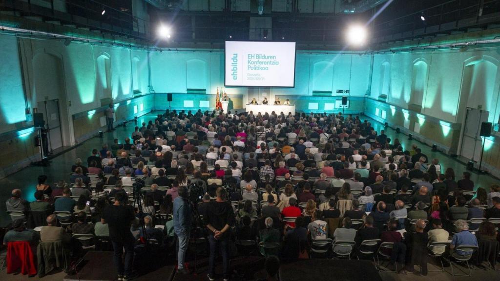 Los asistentes al acto de Bildu escuchan a Otegi.