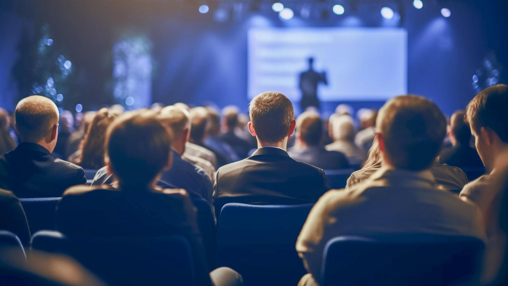 Personas atentas durante un congreso