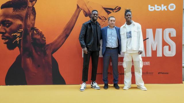 Los hermanos Williams, junto a Xabier Sagredo, presidente de BBK, en el estreno del documental 'Los Williams'. HANDOUT por BBK / EP