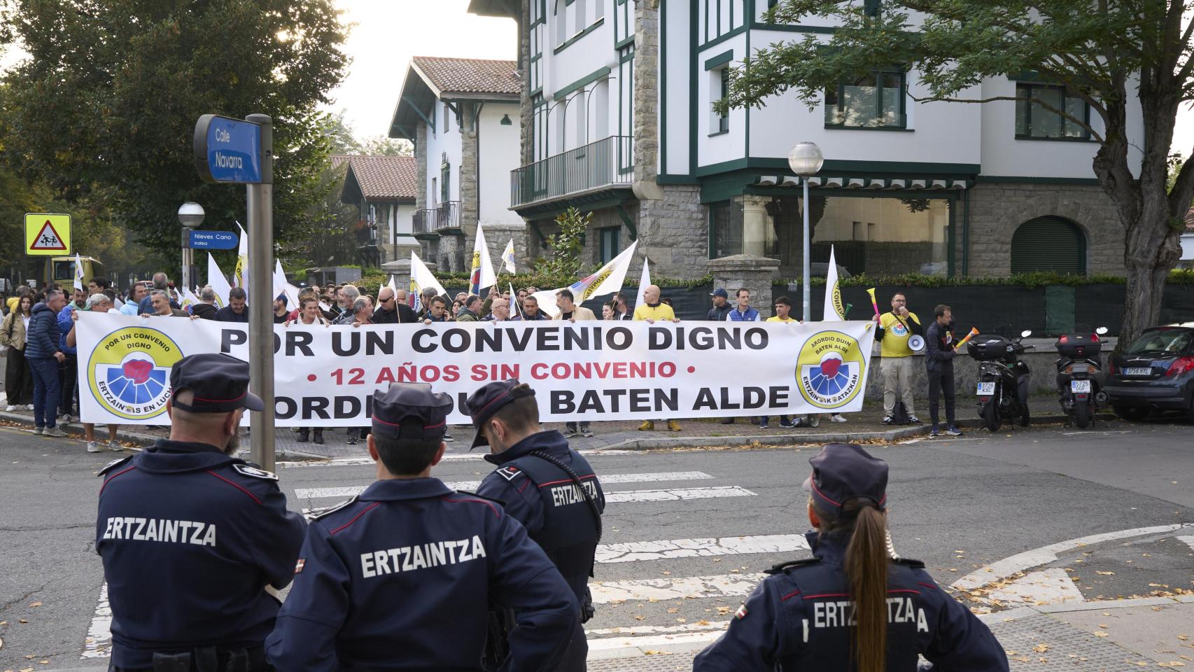 Concentración de Ertzainas en Lucha frente a la Lehendakaritza, en Vitoria / ADRIÁN RUIZ HIERRO - EFE