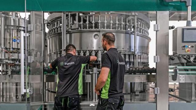 Dos trabajadores de la empresa guipuzcoana, durante una jornada laboral.