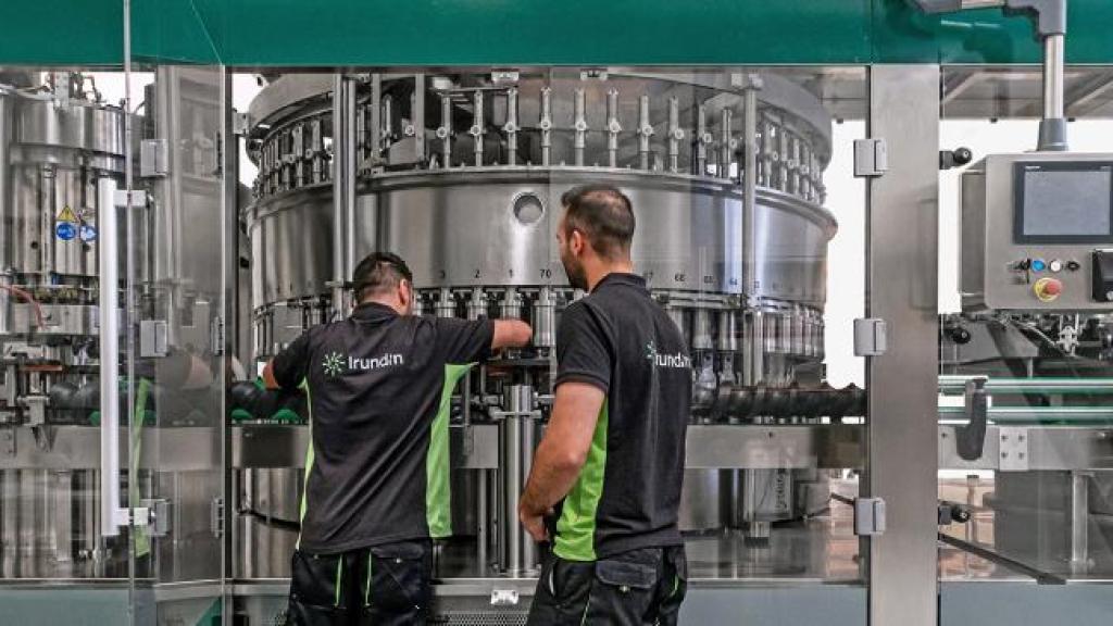 Dos trabajadores de la empresa guipuzcoana, durante una jornada laboral.