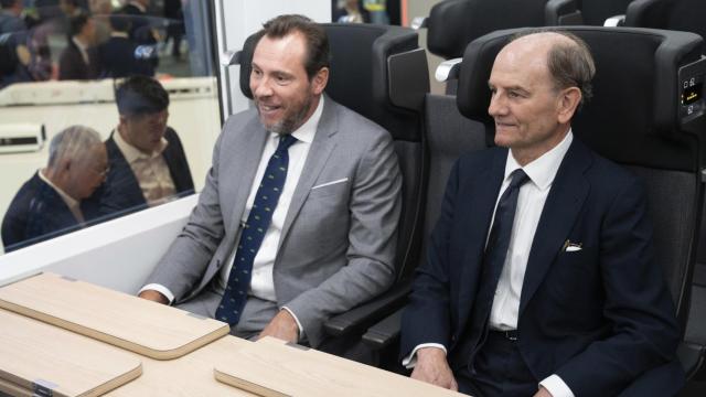 El ministro Óscar Puente con el presidente de Talgo, Carlos de Palacio