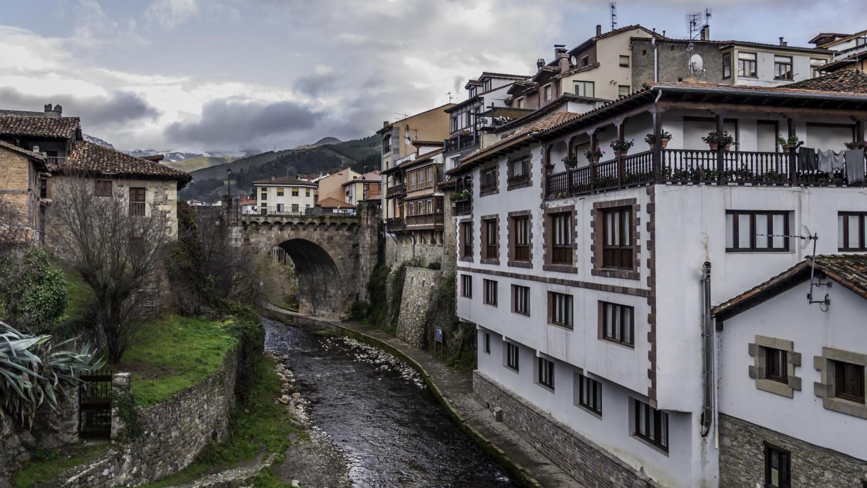 El pueblo medieval cerca de Euskadi que es único por su belleza.