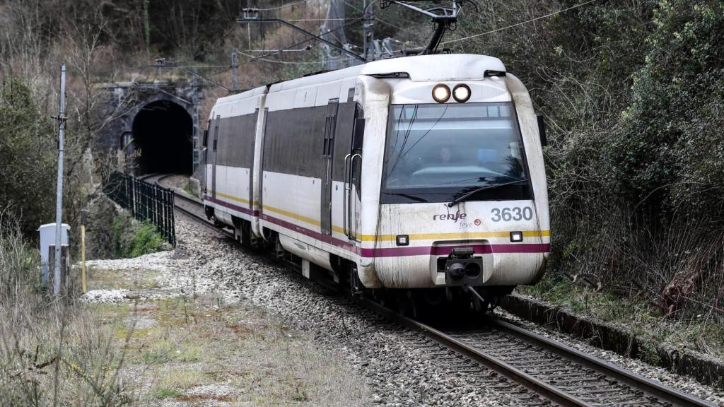 Descarrila un tren que iba de Santander a Bilbao.