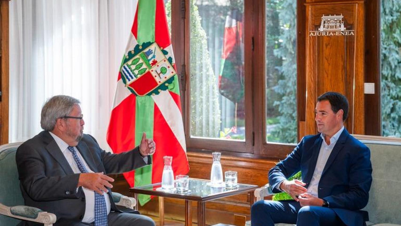 Imanol Pradales reunido  con el Ararteko, Manuel Lezertua