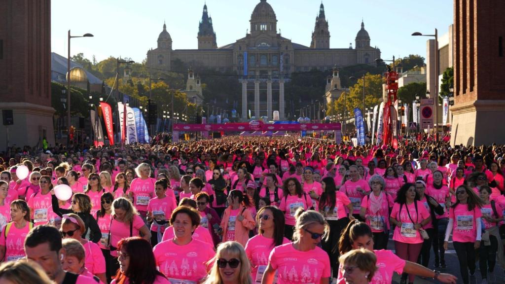 Mujeres participan en la Carrera de la Mujer para concienciar sobre el cáncer de mama | EFE