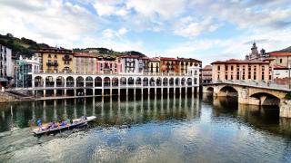 Este es el pueblo famoso de Euskadi a 38 minutos de San Sebastián: fue antigua capital de Gipuzkoa