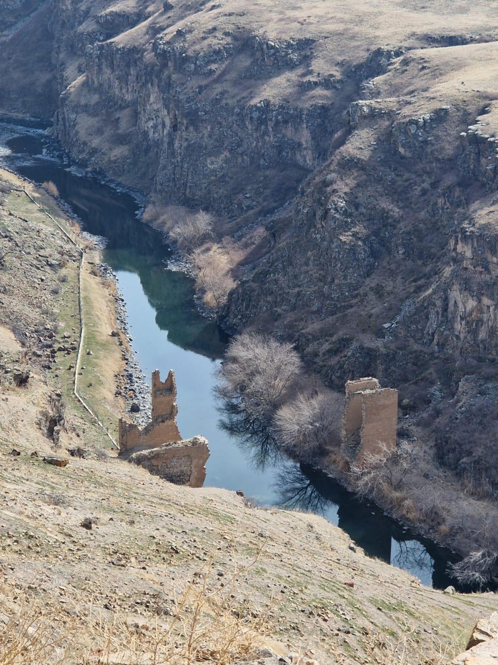 Hace apenas un año, se extendía la noticia de que antes de la apertura total de la frontera turco-armenia al mismo tiempo que se reconstruiría el puente, se ocuparían de otras infraestructuras. Nada de eso ha ocurrido / A. VIRI