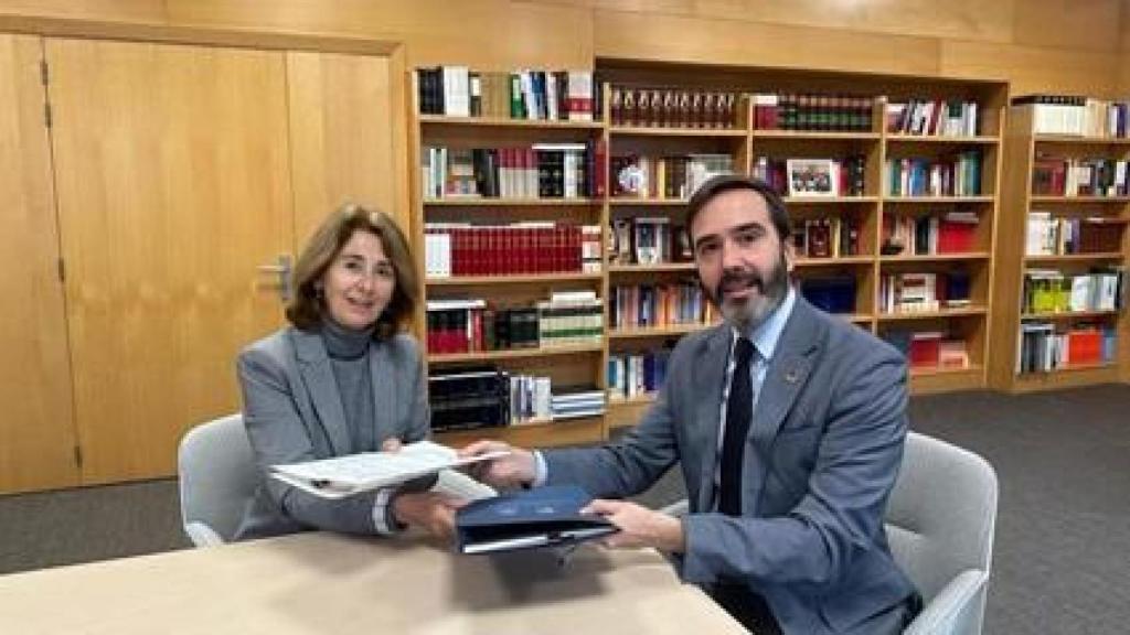 El consejero vasco de Consumo, Javier Hurtado, y la Fiscal Superior del País Vasco, María del Carmen Adán del Río. IREKIA