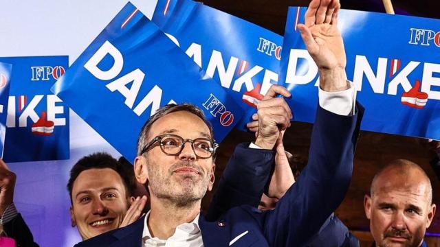 El líder del FPÖ, Herbert Kickl, celebra la victoria en las elecciones en Viena, este domingo